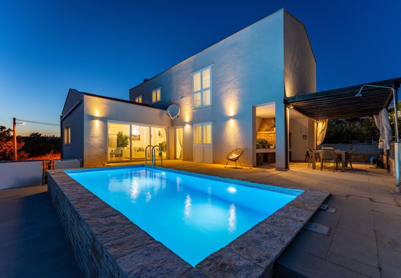 Ferienhaus in Maslenica - Sea view Villa Anpero