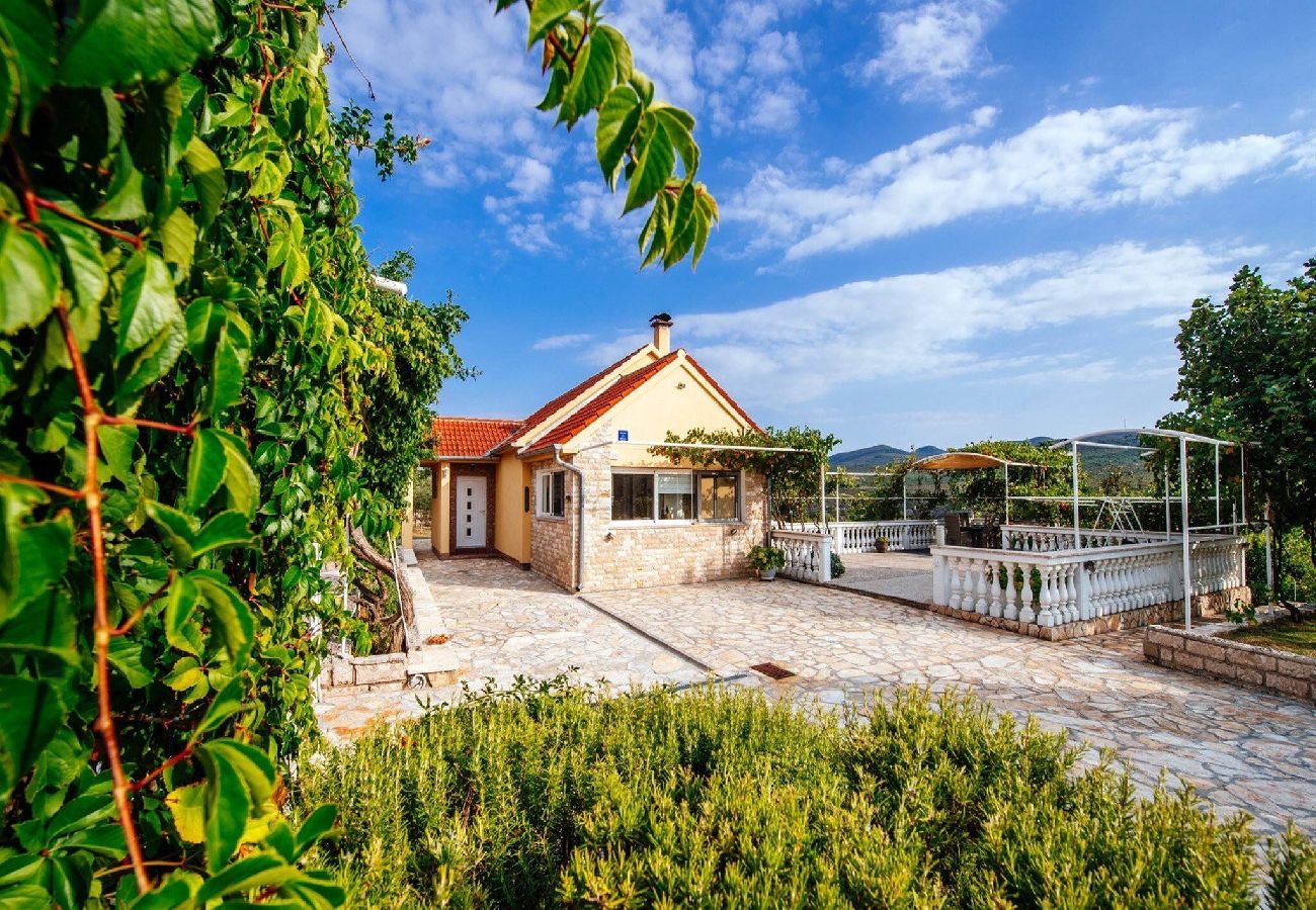 Ferienhaus in Zaton Obrovacki - Villa Sucic with private pool