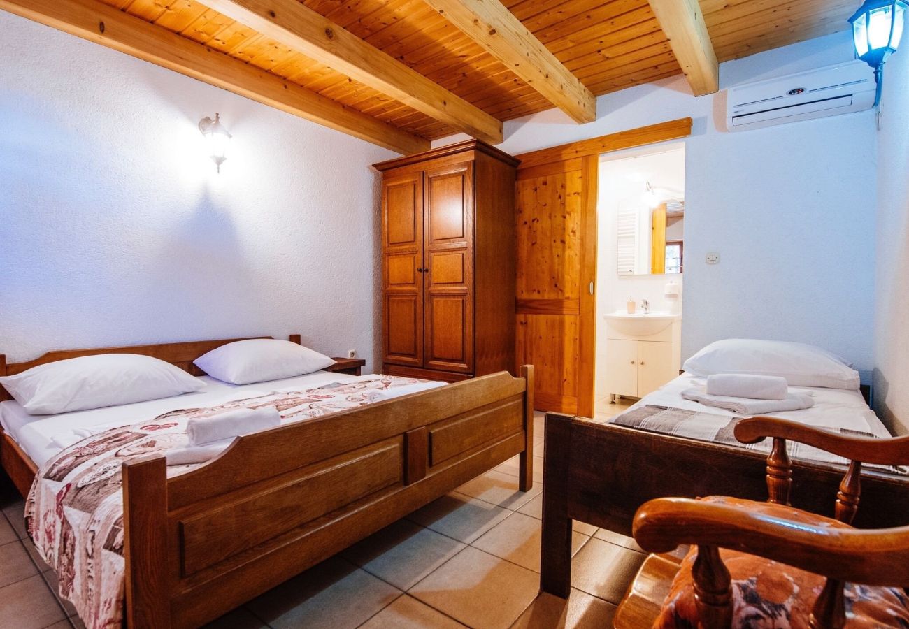 Ferienhaus in Starigrad - Holiday home Jucinovi Dvori