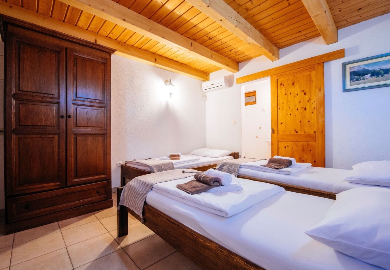 Ferienhaus in Starigrad - Holiday home Jucinovi Dvori