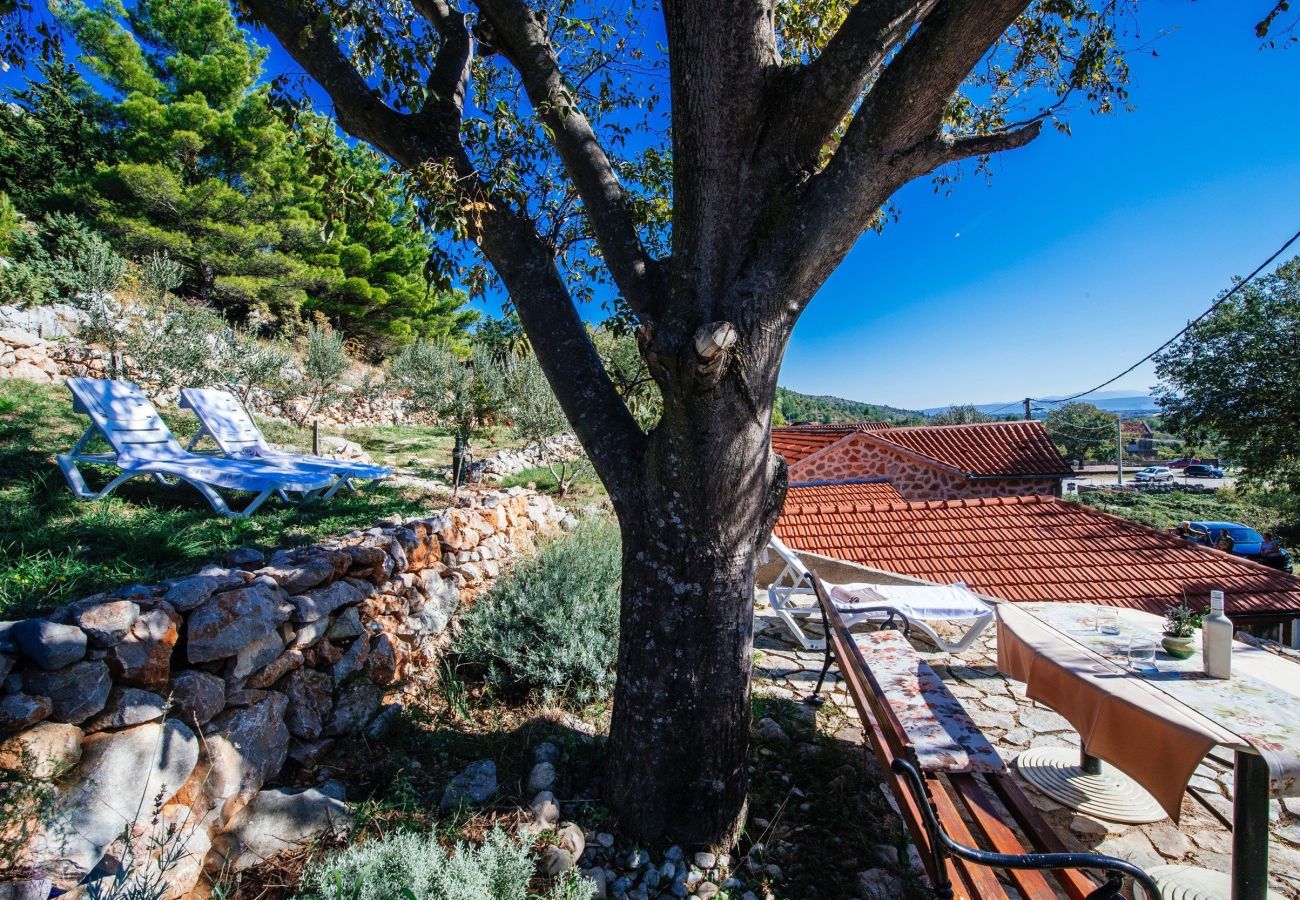 Ferienhaus in Starigrad - Holiday home Jucinovi Dvori