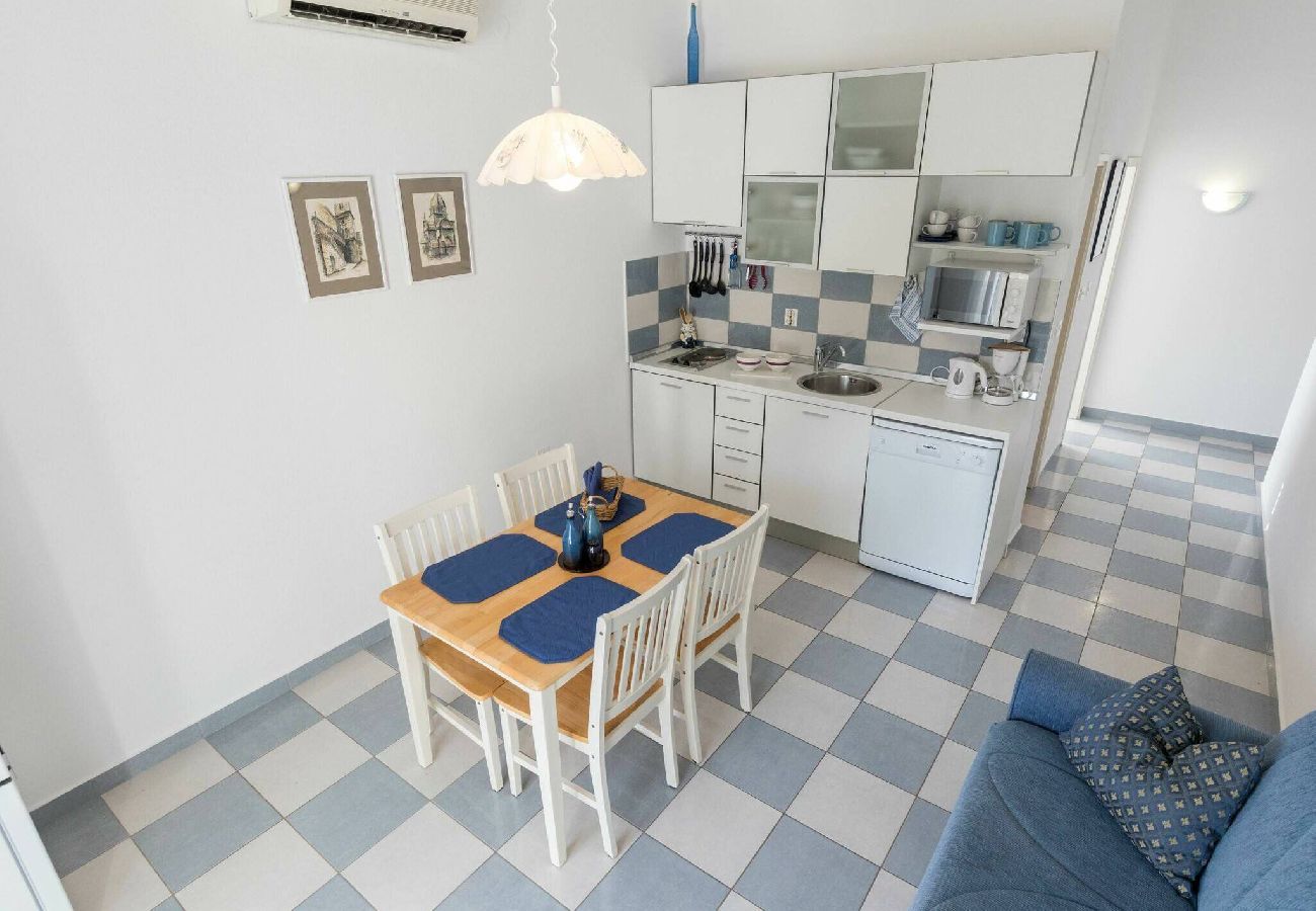 Ferienwohnung in Šibenik - Beach apartment Jadrija