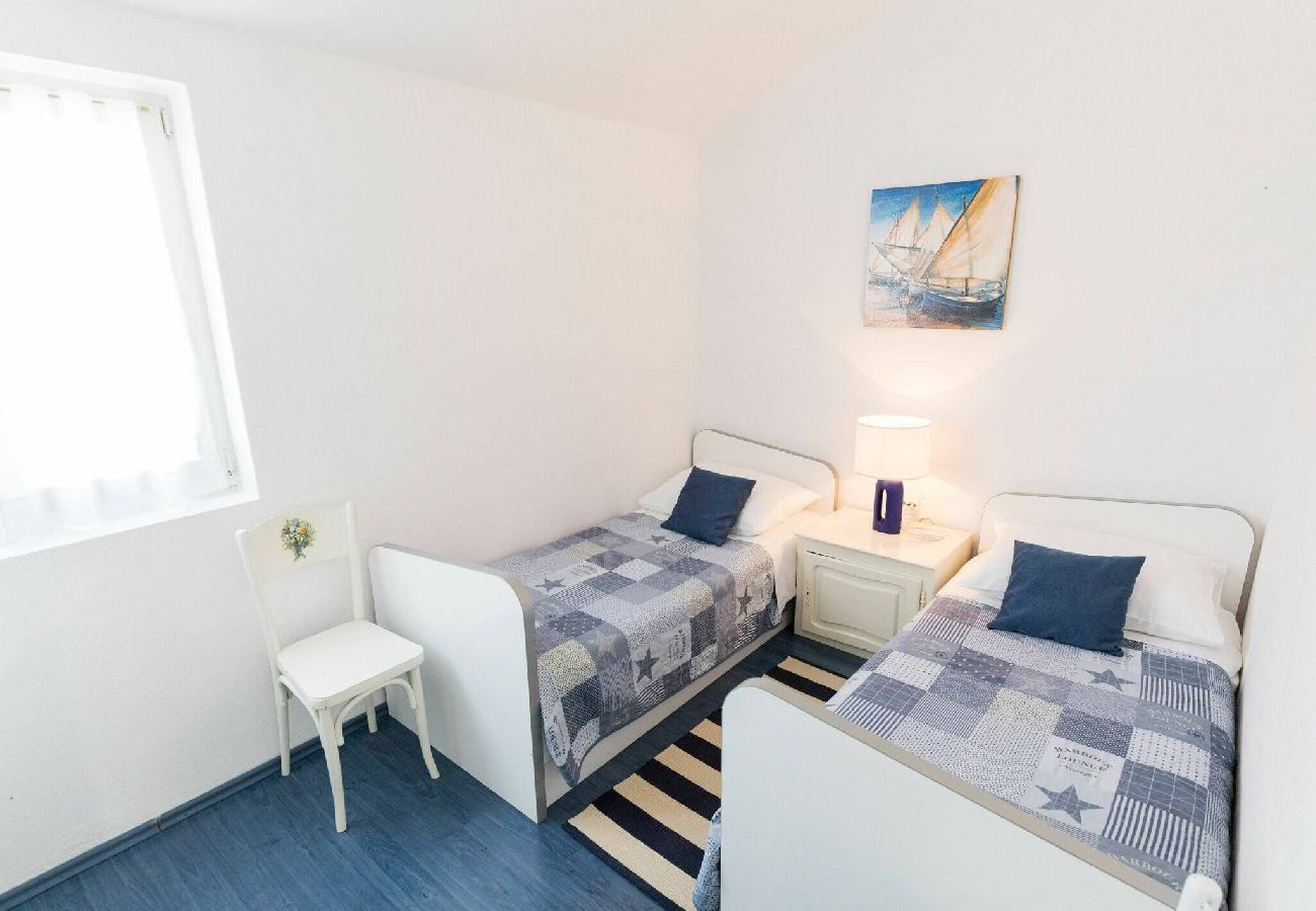 Ferienwohnung in Šibenik - Beach apartment Jadrija