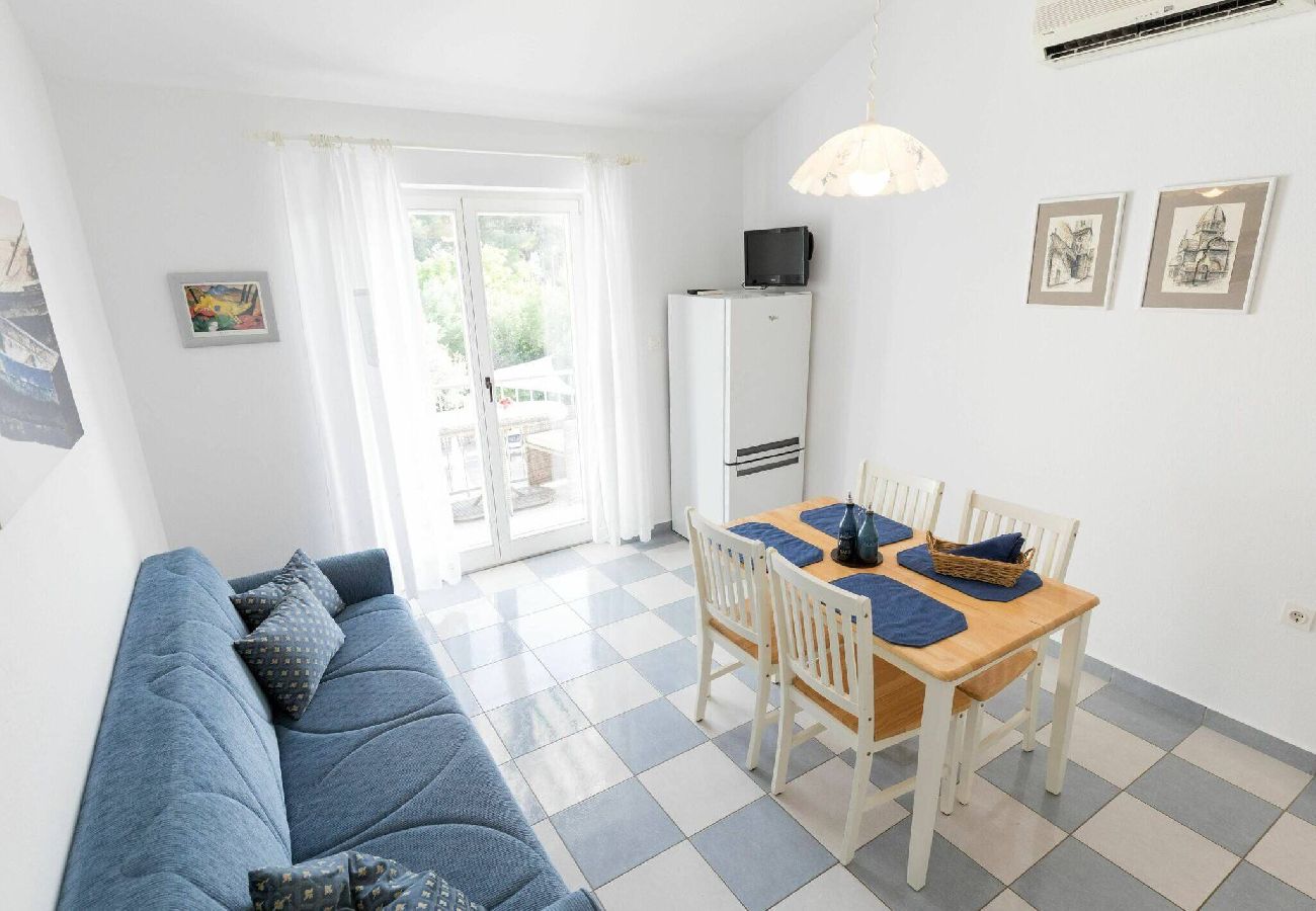 Ferienwohnung in Šibenik - Beach apartment Jadrija