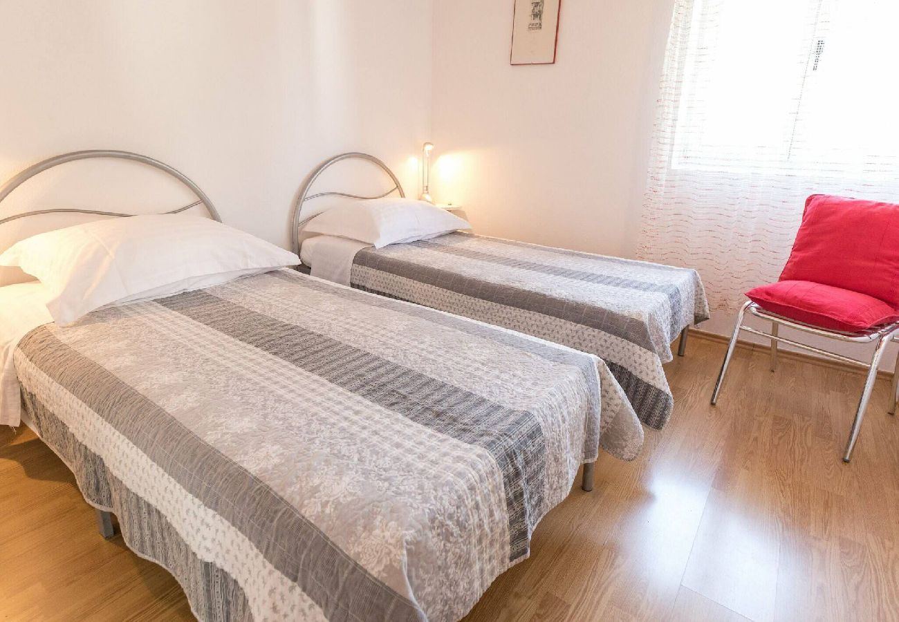 Ferienwohnung in Šibenik - Beach apartment Jadrija