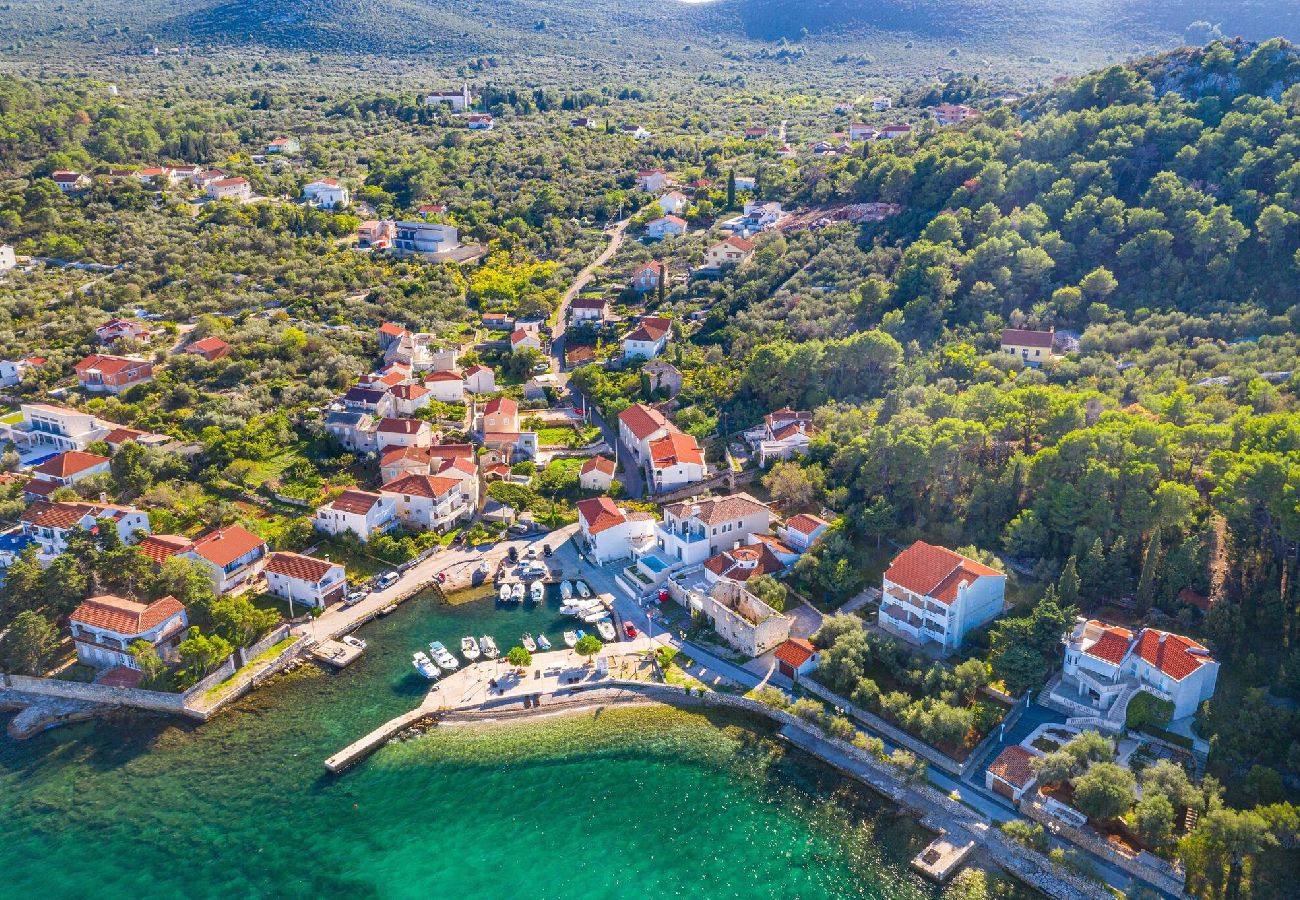 Ferienhaus in Lukoran - Sea view Villa Nana