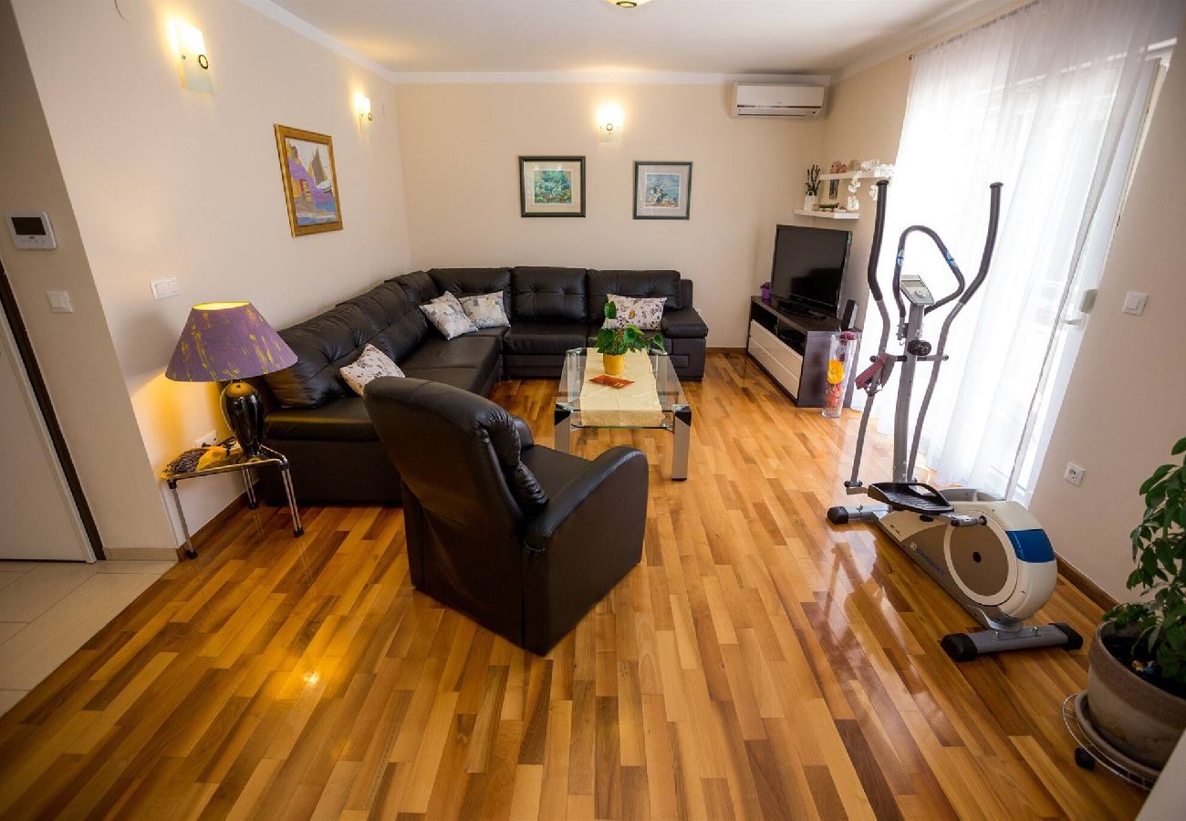 Ferienwohnung in Zadar - Apartment ViGo with private pool