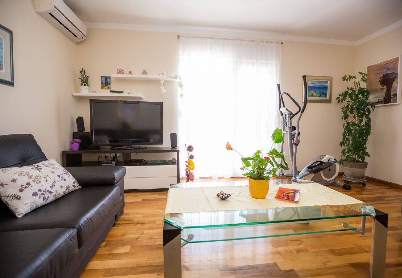 Ferienwohnung in Zadar - Apartment ViGo with private pool