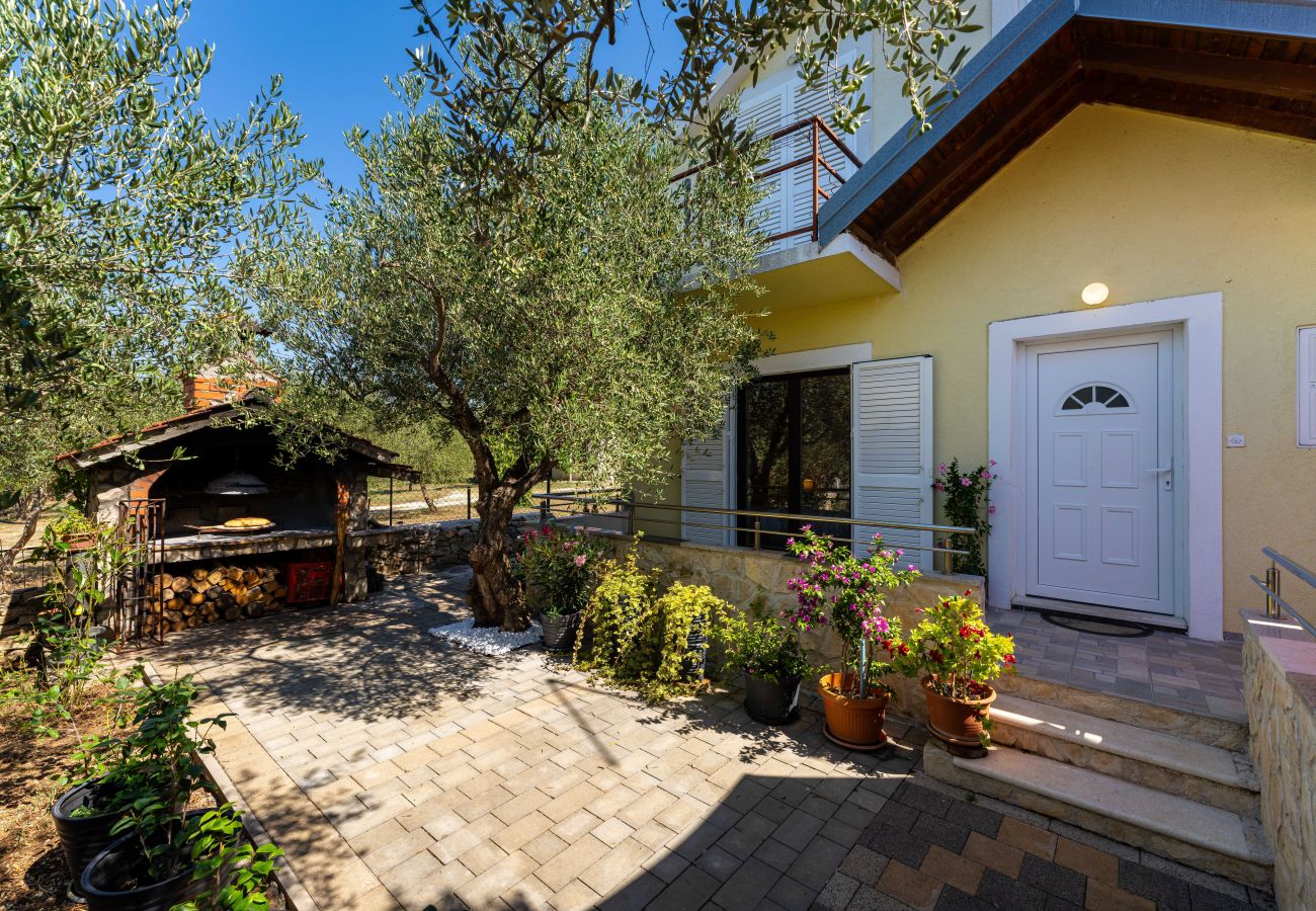 Ferienhaus in Krkovic - Holiday home Olive Garden