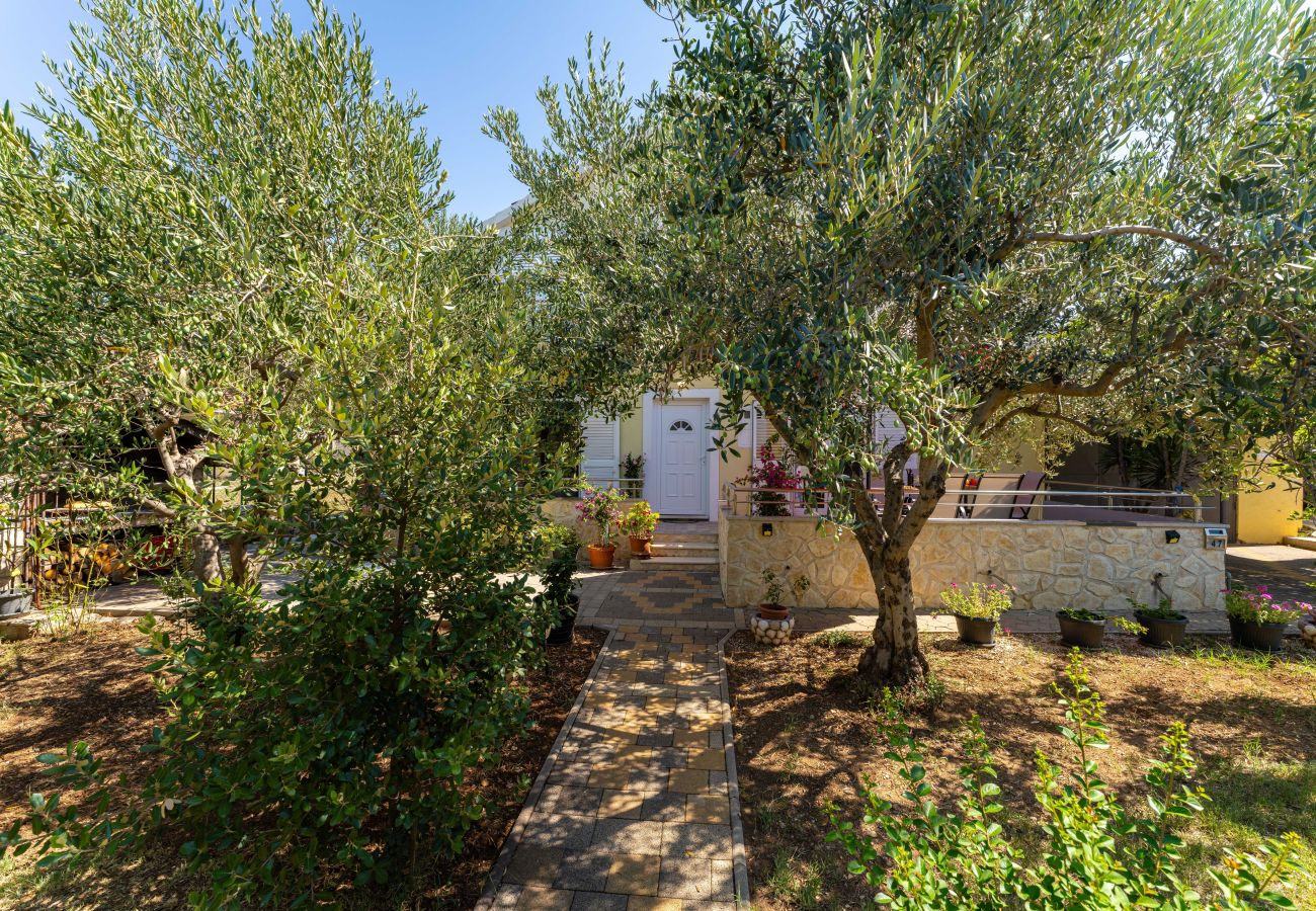 Ferienhaus in Krkovic - Holiday home Olive Garden