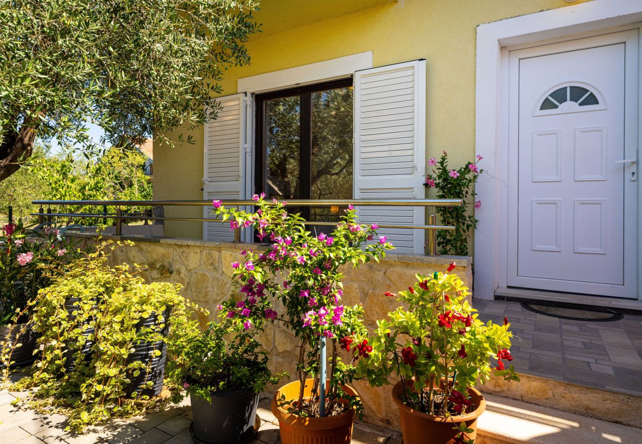 Ferienhaus in Krkovic - Holiday home Olive Garden