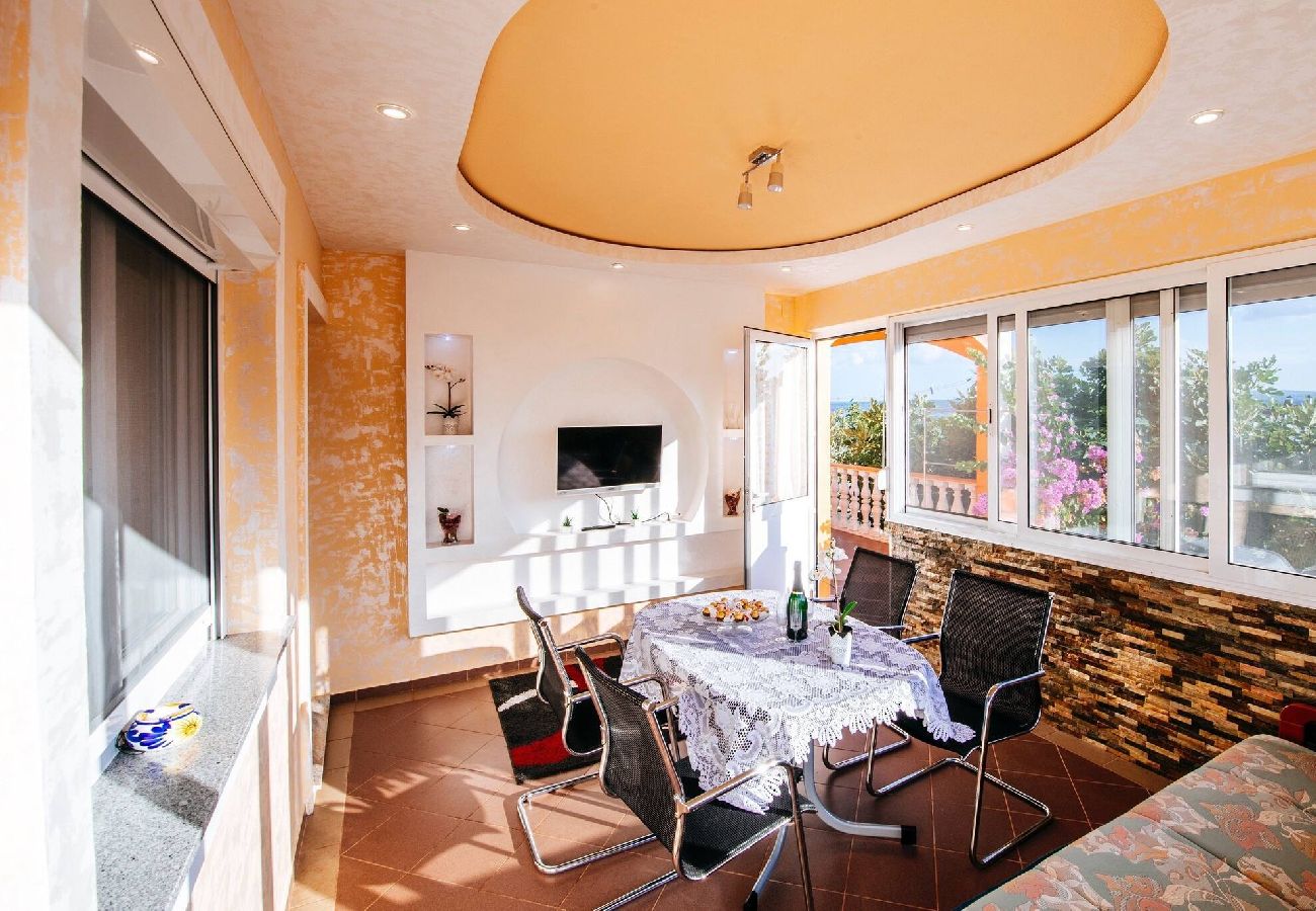 Ferienhaus in Jasenice - Holiday home Favorit