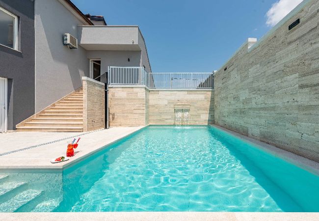 Ferienhaus in Benkovacko Selo - Villa Pezer with heated pool & sauna Ferienhaus in Benkovacko Selo - Villa Pezer with heated pool & sauna