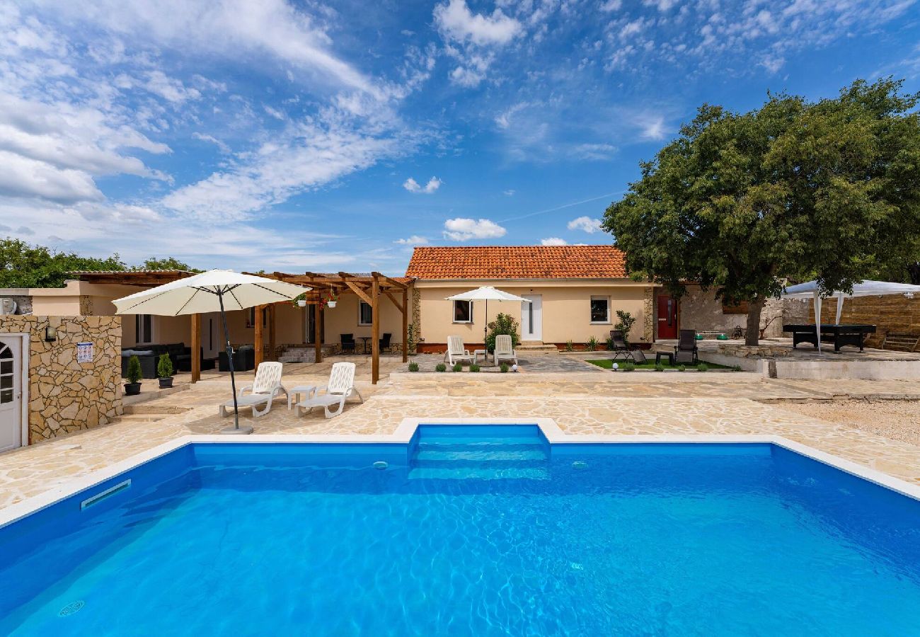 Ferienhaus in Zapužane - Holiday home Burgija