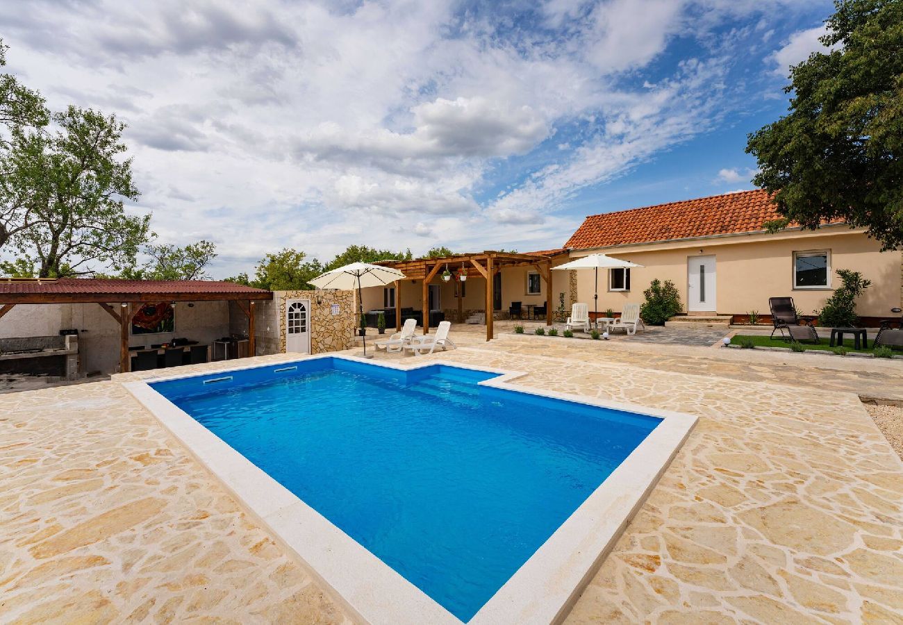 Ferienhaus in Zapužane - Holiday home Burgija