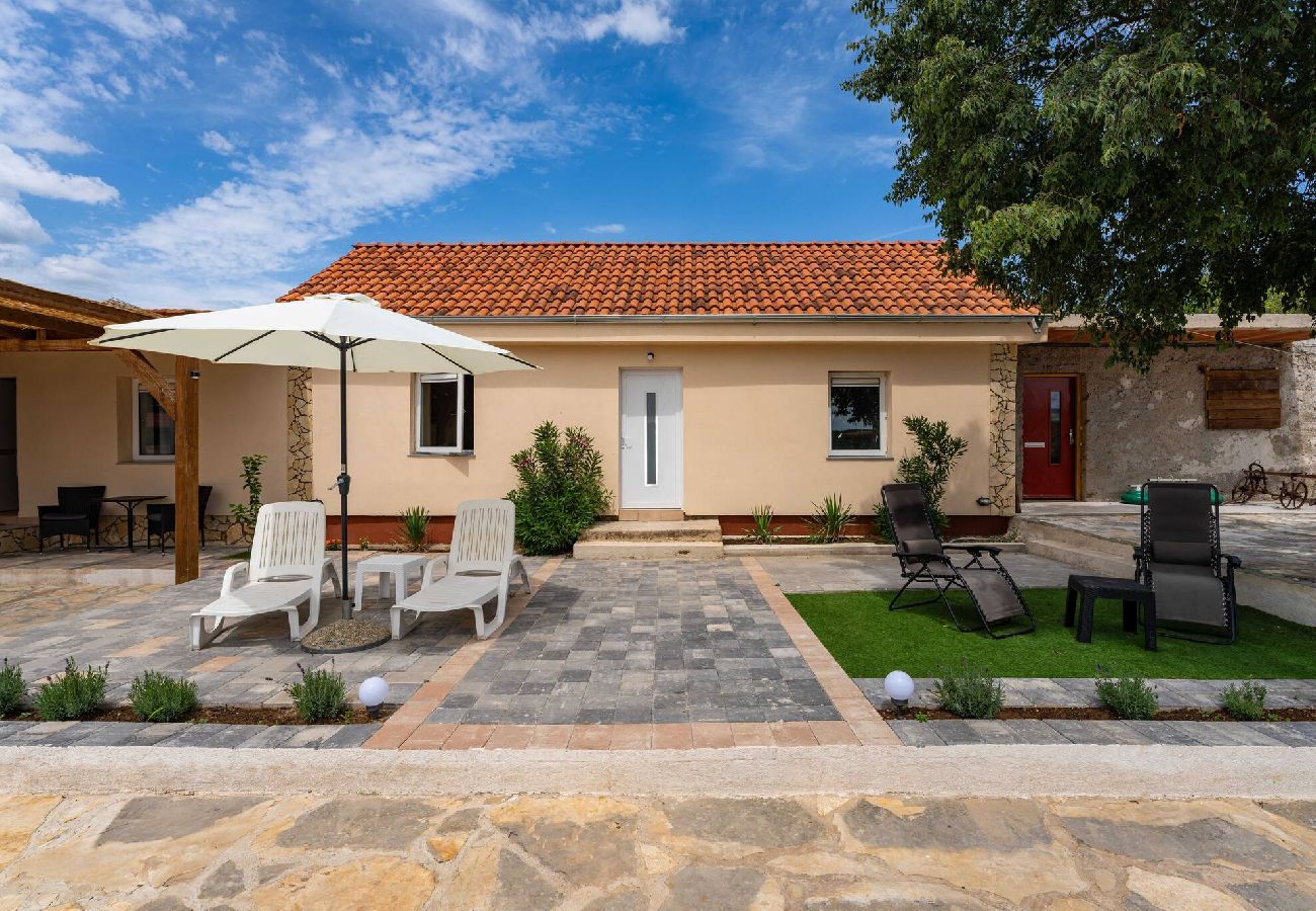 Ferienhaus in Zapužane - Holiday home Burgija