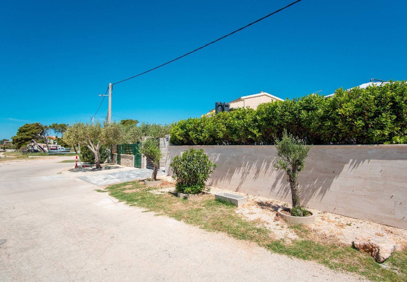 Ferienhaus in Košljun - Beach house Festini