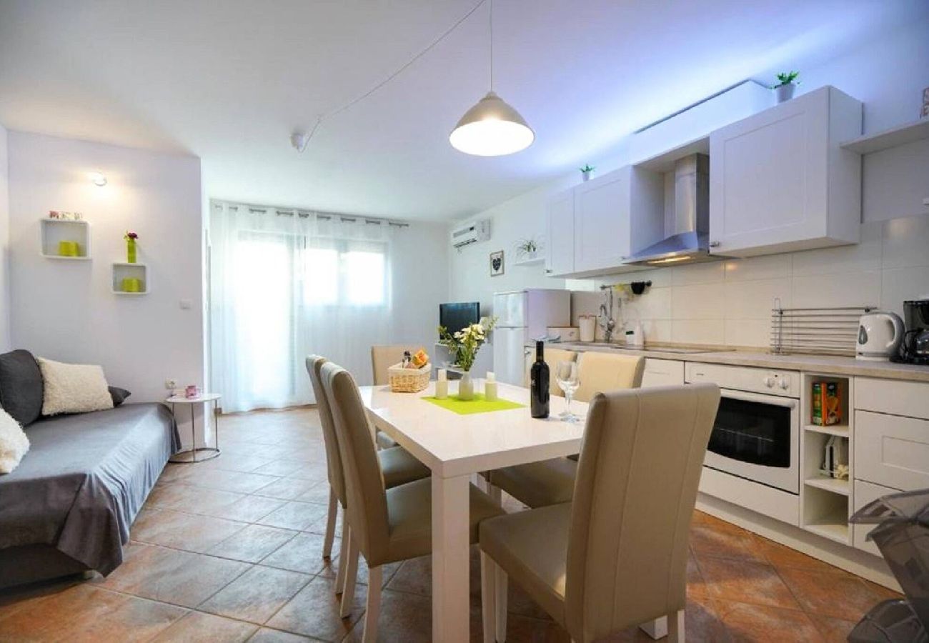 Ferienwohnung in Šibenik - Apartment Cvita with shared pool