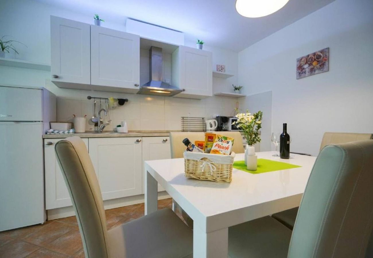 Ferienwohnung in Šibenik - Apartment Cvita with shared pool