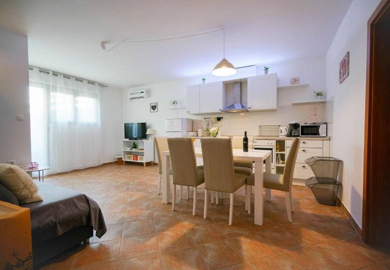 Ferienwohnung in Šibenik - Apartment Cvita with shared pool