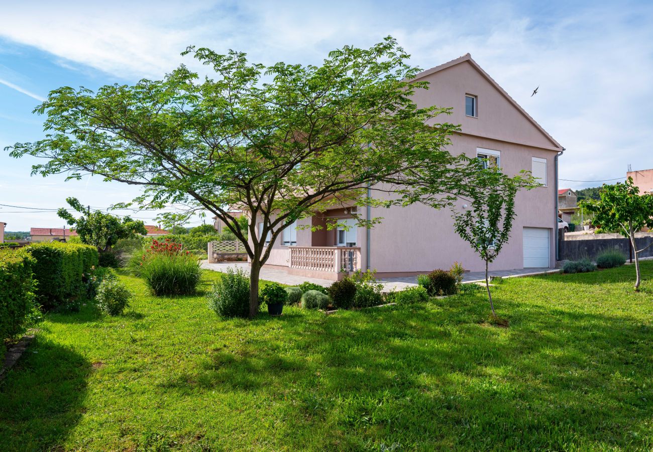 Ferienwohnung in Posedarje - Sea view apartment Nika