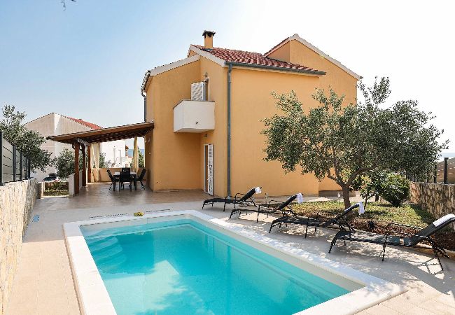 Ferienhaus in Maslenica - Holiday home Nekic Ferienhaus in Maslenica - Holiday home Nekic