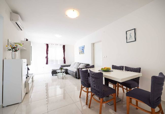 Ferienhaus in Maslenica - Holiday home Nekic Ferienhaus in Maslenica - Holiday home Nekic