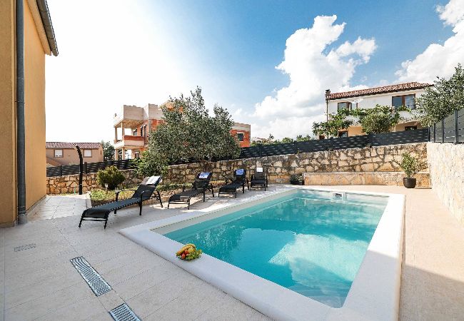 Ferienhaus in Maslenica - Holiday home Nekic Ferienhaus in Maslenica - Holiday home Nekic