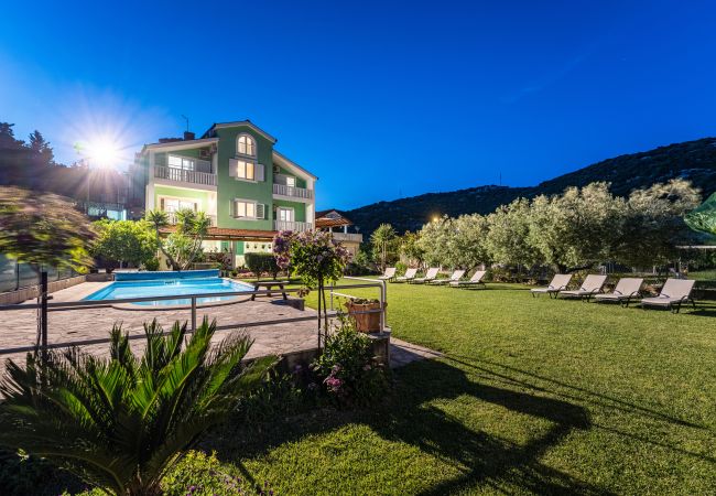 Ferienhaus in Peracko Blato - Villa Green Paradise Ferienhaus in Peracko Blato - Villa Green Paradise