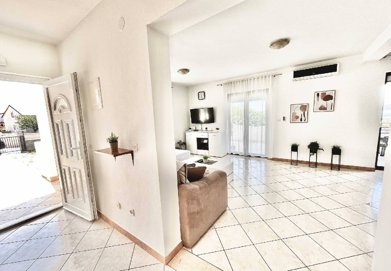 Ferienhaus in Maslenica - Holiday home Anatea