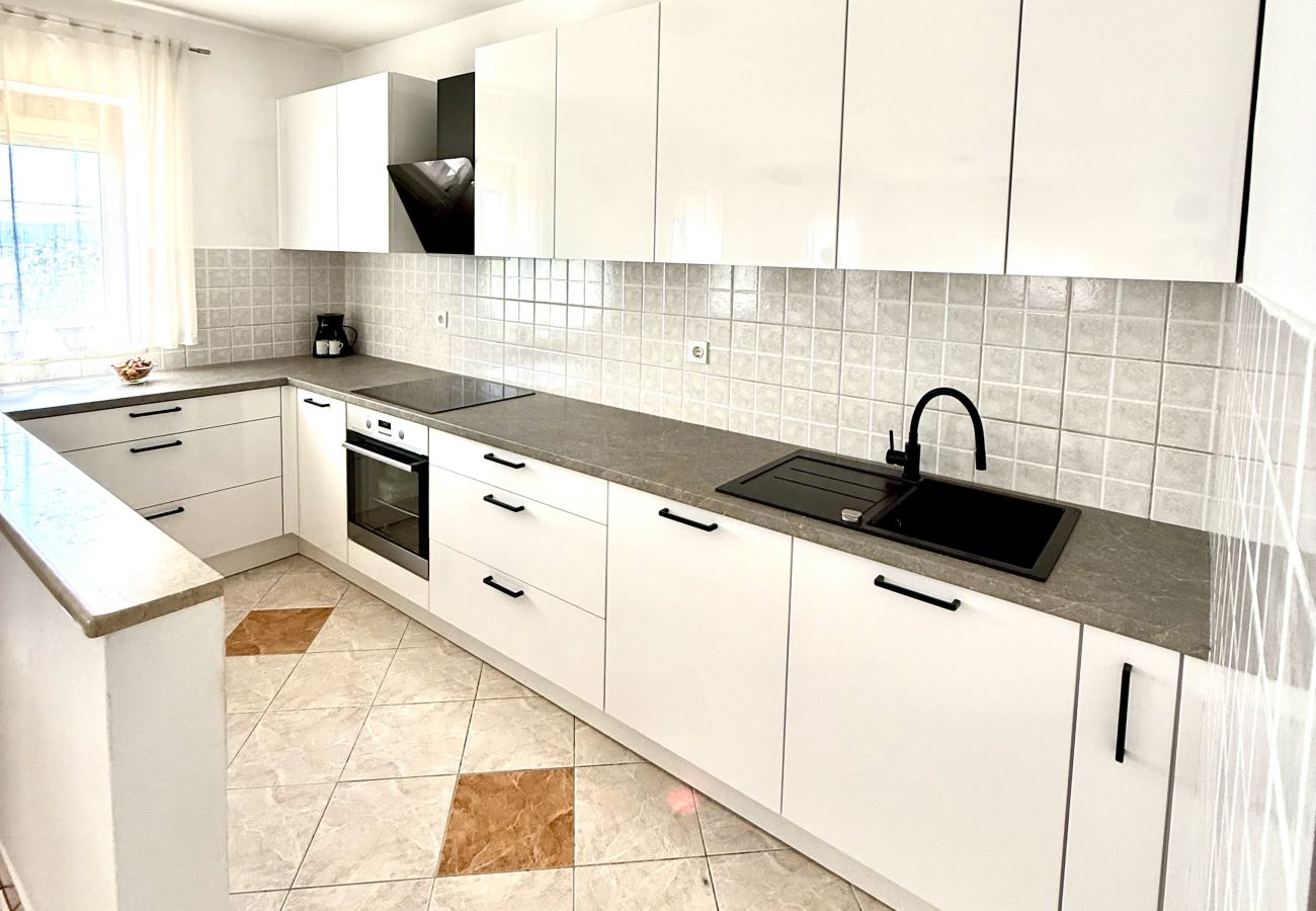 Ferienhaus in Maslenica - Holiday home Anatea