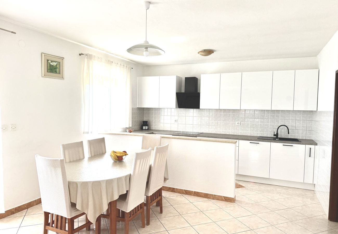 Ferienhaus in Maslenica - Holiday home Anatea