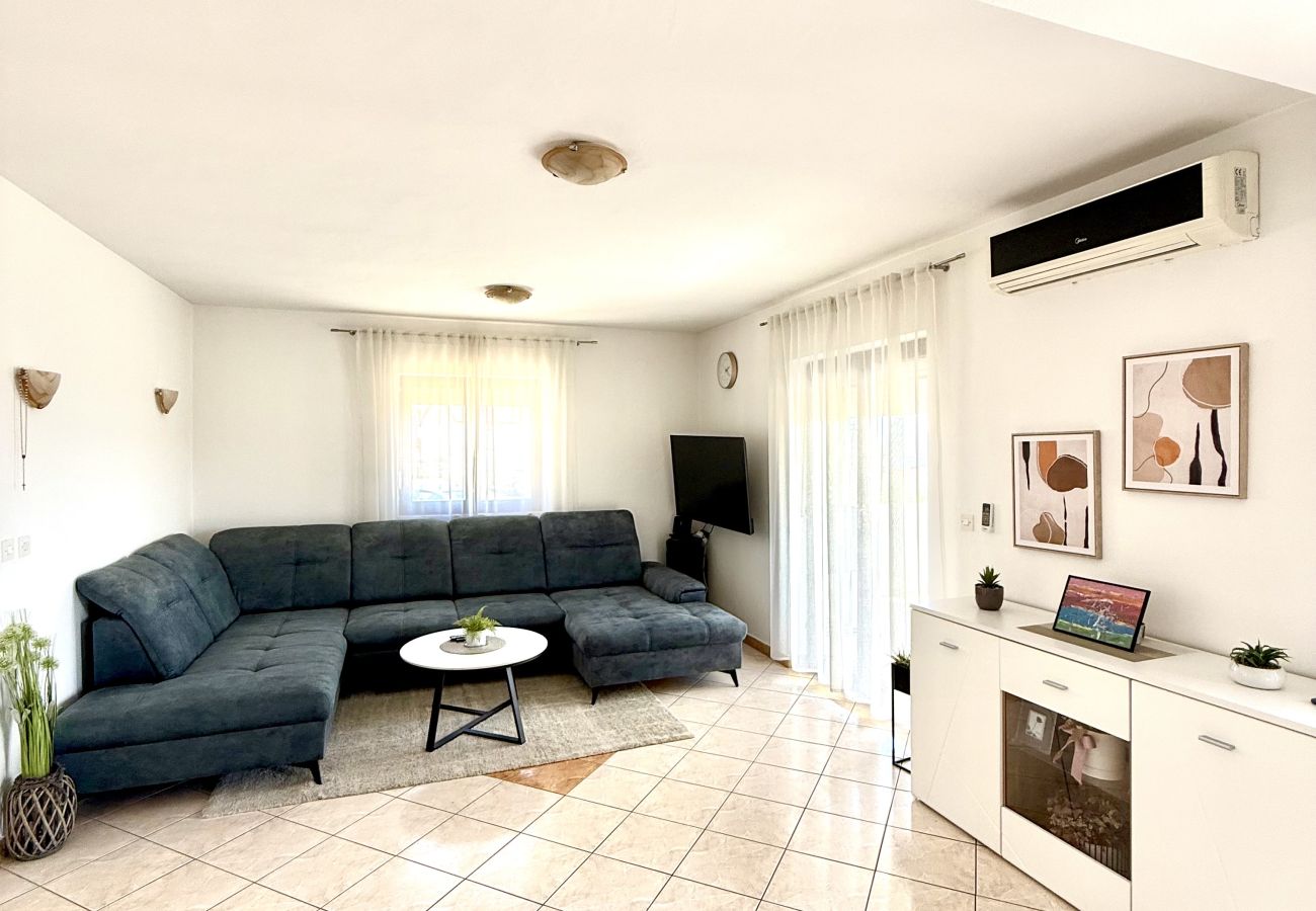 Ferienhaus in Maslenica - Holiday home Anatea