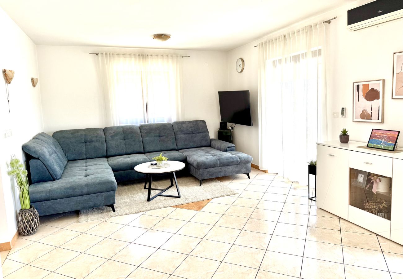 Ferienhaus in Maslenica - Holiday home Anatea