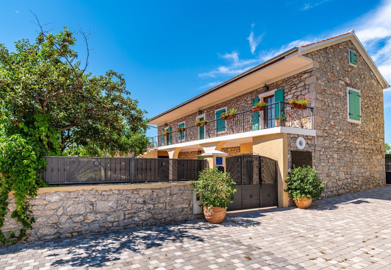 Villa in Gornje Raštane - Authentic Villa Kadulja