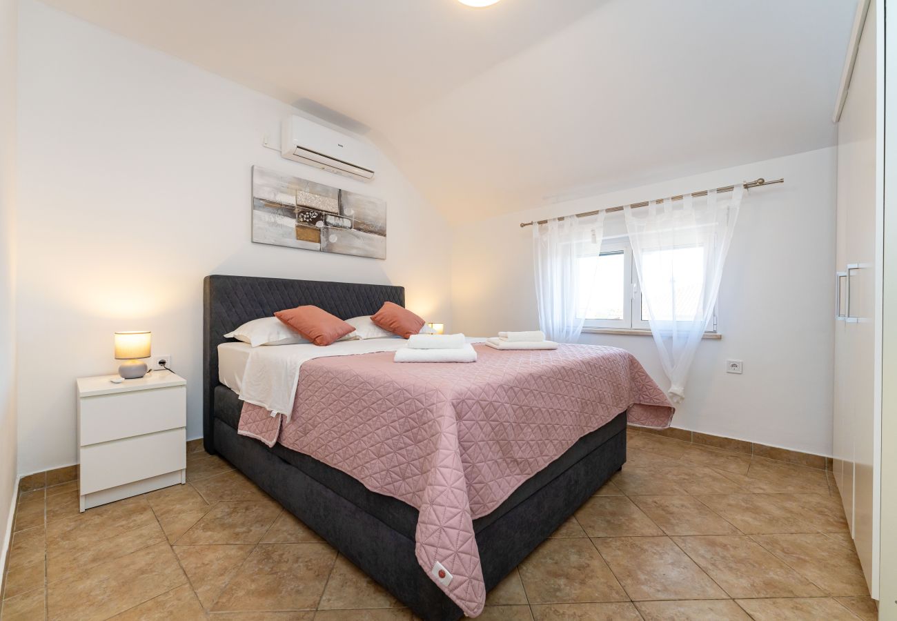 Ferienhaus in Vodice - Holiday home Briscola