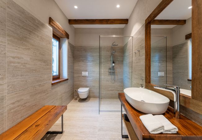 Ferienhaus in Svirce - Authentic Villa Fisola Ferienhaus in Svirce - Authentic Villa Fisola