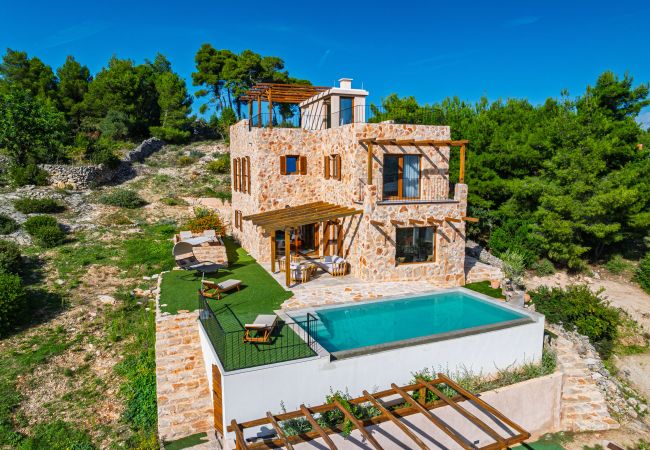 Ferienhaus in Svirce - Authentic Villa Fisola Ferienhaus in Svirce - Authentic Villa Fisola