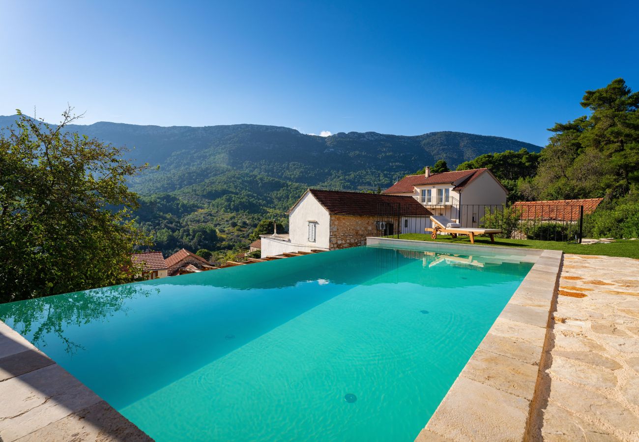 Ferienhaus in Svirce - Authentic Villa Fisola