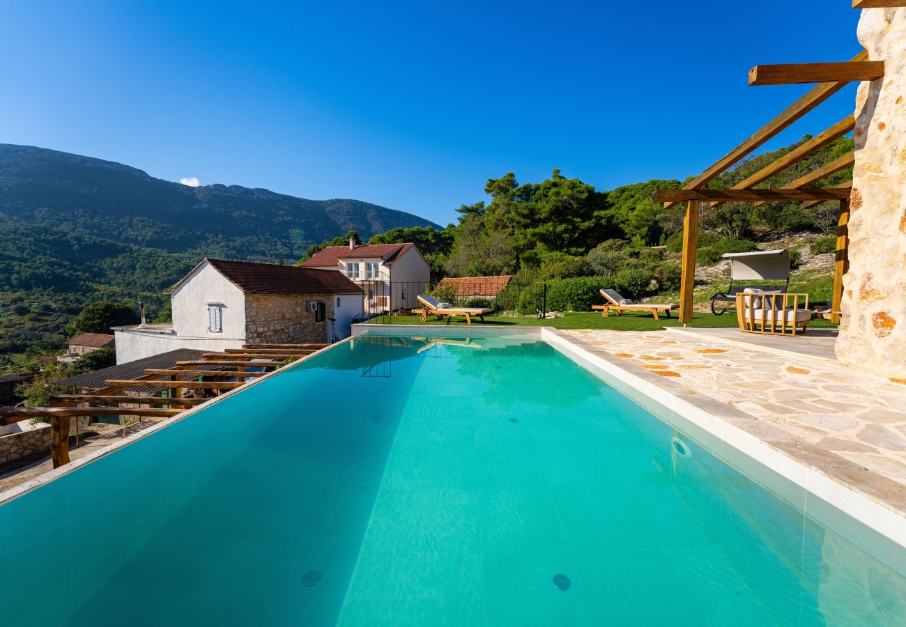 Ferienhaus in Svirce - Authentic Villa Fisola