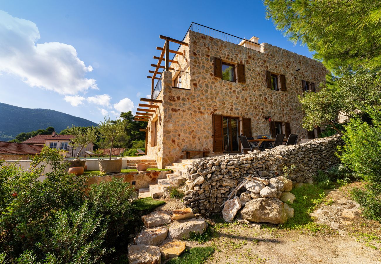 Ferienhaus in Svirce - Authentic Villa Fisola