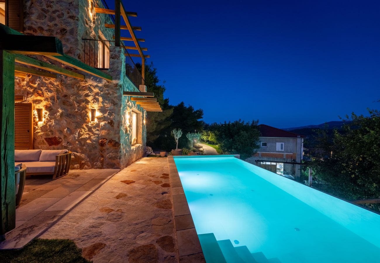 Ferienhaus in Svirce - Authentic Villa Fisola