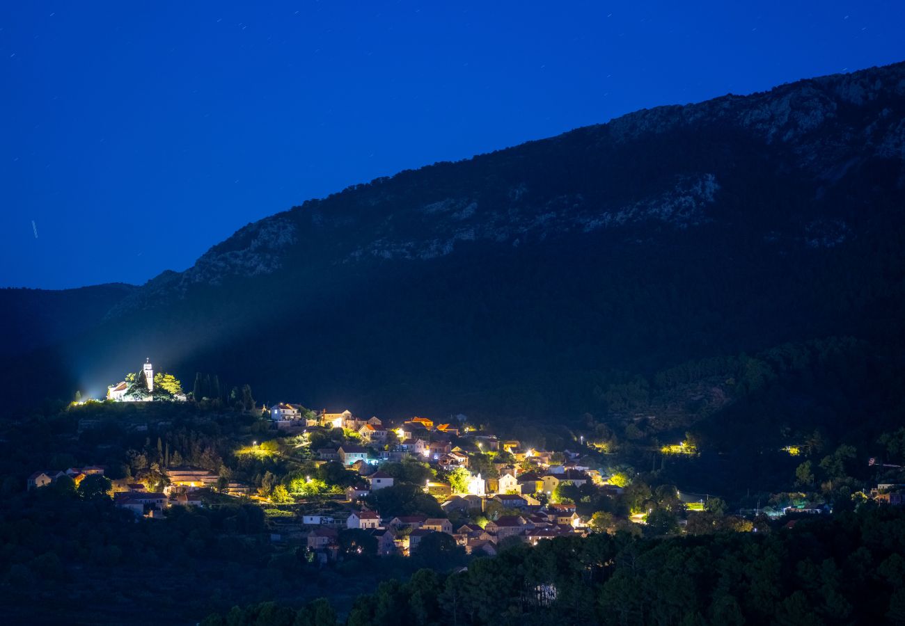 Ferienhaus in Svirce - Authentic Villa Fisola