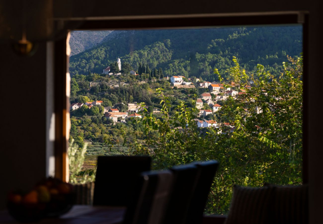 Ferienhaus in Svirce - Authentic Villa Fisola