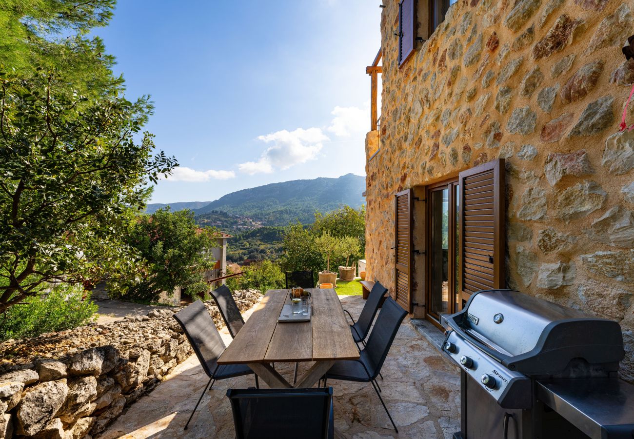 Ferienhaus in Svirce - Authentic Villa Fisola