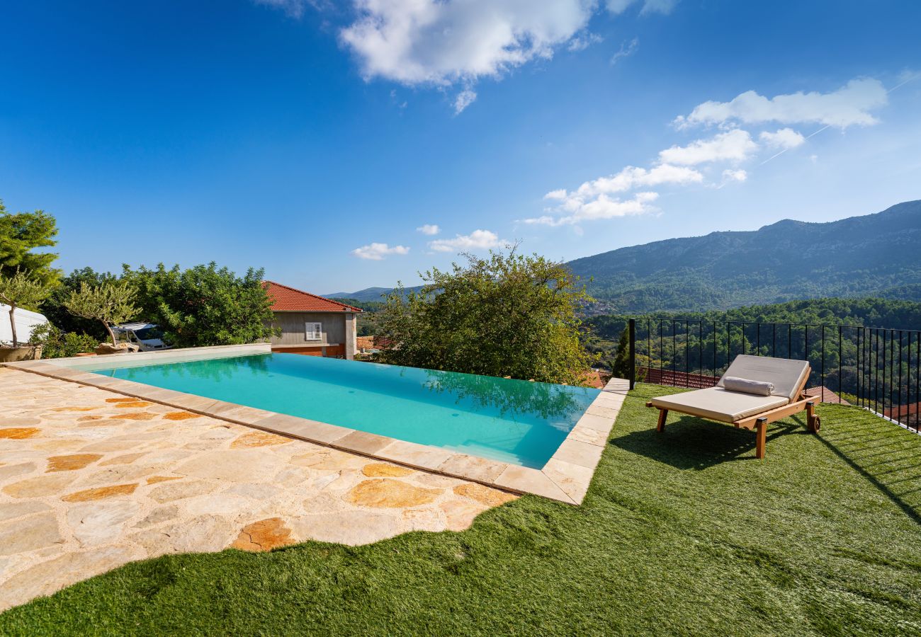 Ferienhaus in Svirce - Authentic Villa Fisola