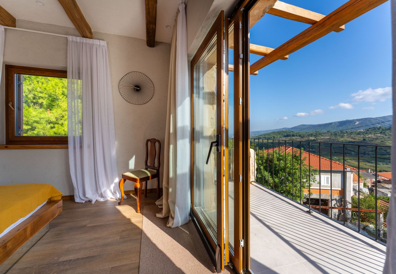 Ferienhaus in Svirce - Authentic Villa Fisola