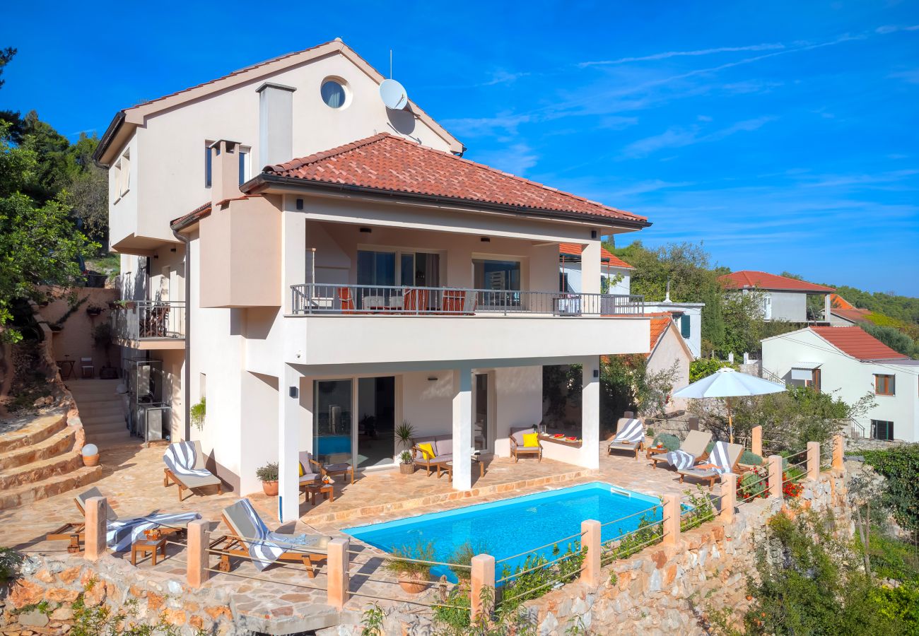 Ferienhaus in Svirce - Sea view Villa Amaria