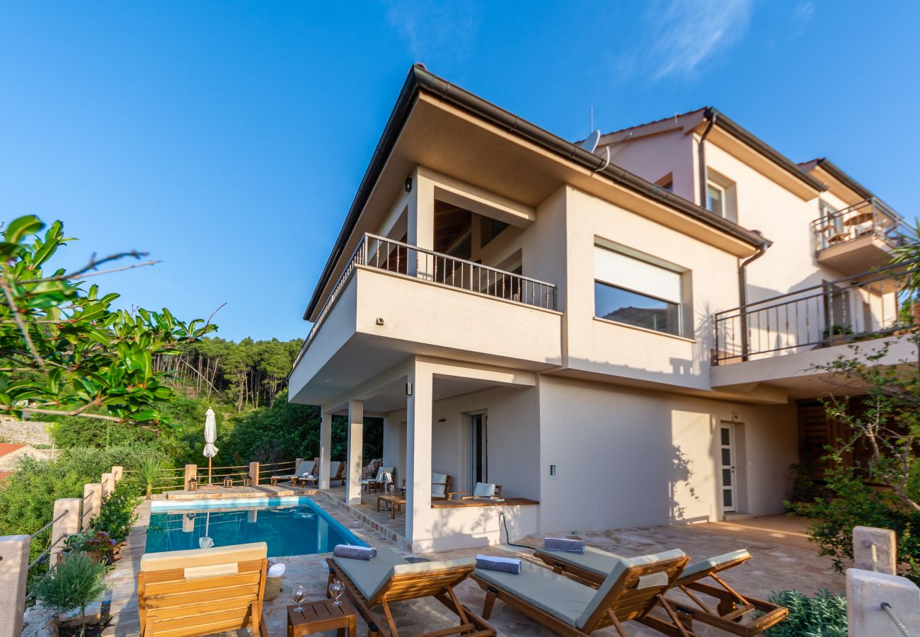 Ferienhaus in Svirce - Sea view Villa Amaria