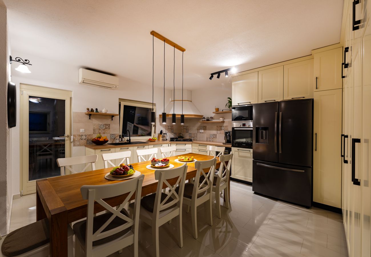 Ferienhaus in Svirce - Sea view Villa Amaria
